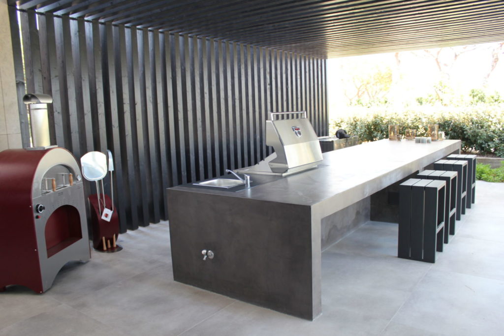 Built-in grill with pizza oven