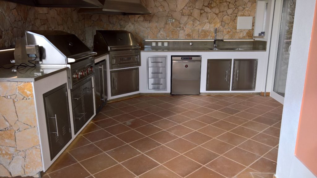 Minimalist outdoor kitchen in Algarve