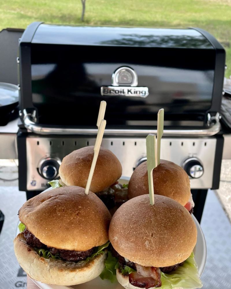 grilled burger with Broil King Imperial