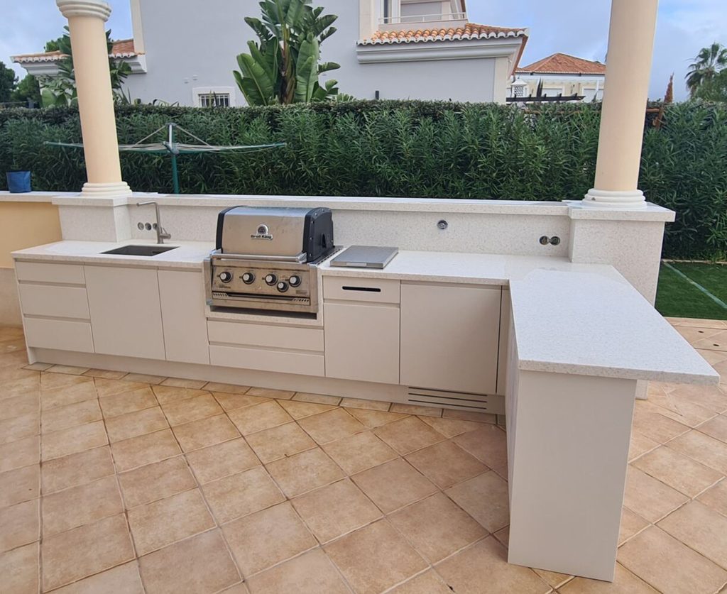 Outdoor kitchen with built-in grill in a villa in the Algarve